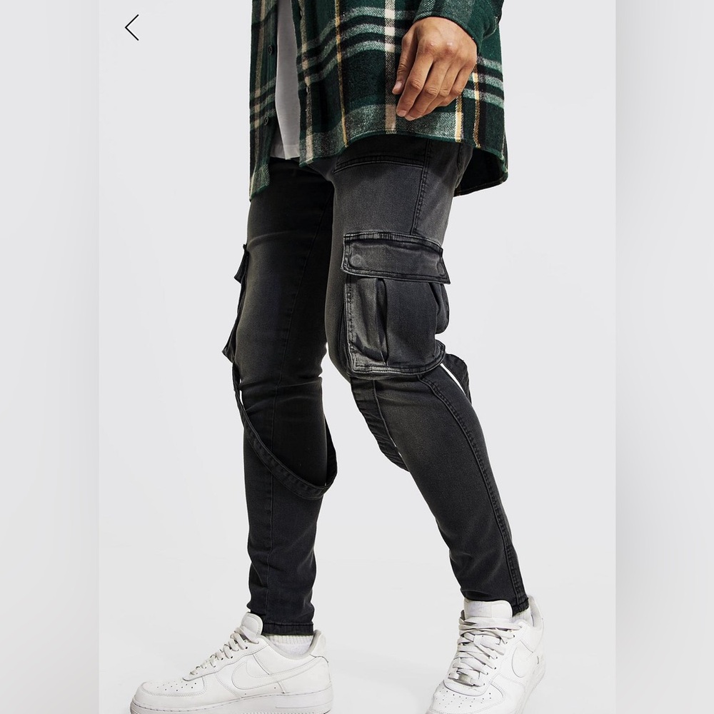Skinny strap cargo pants in charcoal color